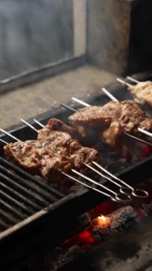 Şef restoranda lezzetli yemekler hazırlar.