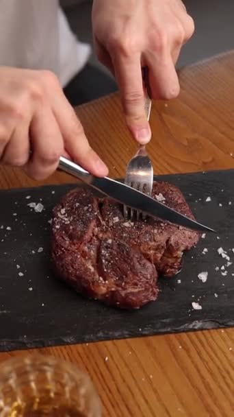 Šéfkuchař Připravuje Lahodná Jídla Restauraci — Stock video