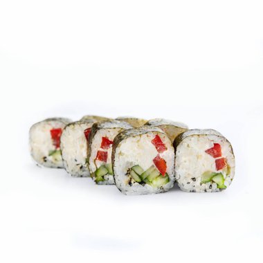 Beyaz arka planda bir grup suşi.