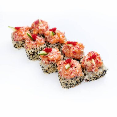 Beyaz arka planda bir grup suşi.