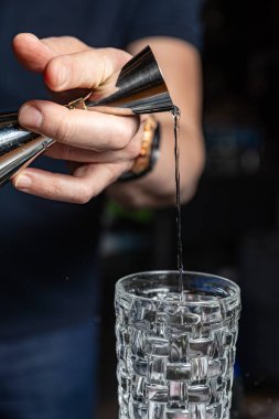 Alkol barda kokteyl. Barmen bir alkollü kokteyl hazırlar. Lezzetli içecek