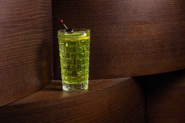 Alkol barda kokteyl. Barmen bir alkollü kokteyl hazırlar. Lezzetli içecek