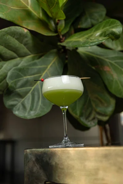 Alcohol Cocktail Aan Bar Bartender Bereidt Een Alcoholische Cocktail Lekker — Stockfoto