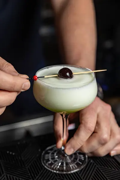 Alkohol Cocktail Baren Bartender Förbereder Alkoholhaltig Drink Läcker Drink — Stockfoto