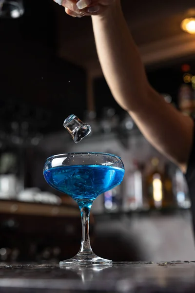 Alkohol Koktélt Bárban Bartender Készíti Alkoholos Koktél Finom Ital — Stock Fotó