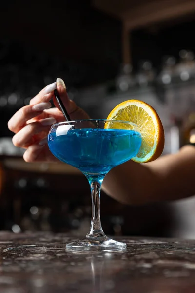 Alcohol Cocktail Aan Bar Bartender Bereidt Een Alcoholische Cocktail Lekker — Stockfoto