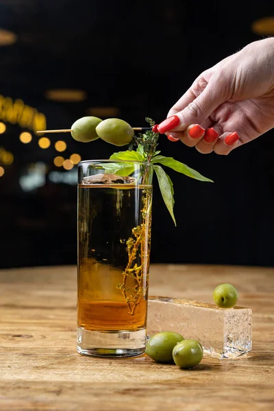 Alcohol Cocktail Bar Bartender Prepares Alcoholic Cocktail Delicious Drink — Stock Photo, Image