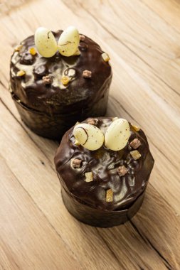 Tahta bir masada paskalya pastası