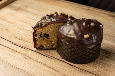 Tahta bir masada paskalya pastası