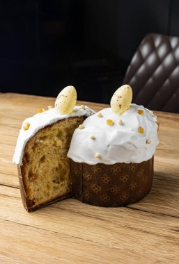 Tahta bir masada paskalya pastası