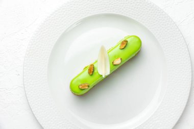 Pasta şefinin beyaz arka planında lezzetli tatlılar.