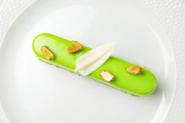 Pasta şefinin beyaz arka planında lezzetli tatlılar.