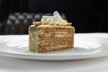Pasta şefinin beyaz arka planında lezzetli tatlılar.