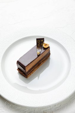 Pasta şefinin beyaz arka planında lezzetli tatlılar.