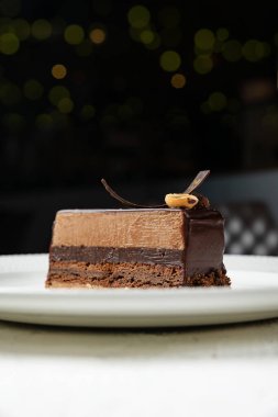 Pasta şefinin beyaz arka planında lezzetli tatlılar.