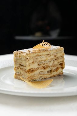 Pasta şefinin beyaz arka planında lezzetli tatlılar.