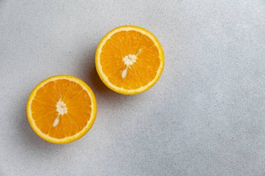 Gri arkaplanda portakalın yarısı