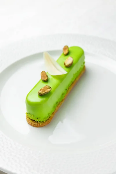 Pasta şefinin beyaz arka planında lezzetli tatlılar.