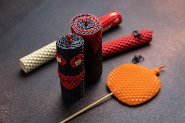 Cadılar Bayramı tarzında el yapımı mumlar.