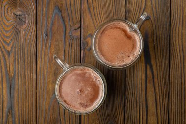 Lezzetli kakao bardağa dökülmüş.