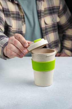 Lezzetli kakao bardağa dökülmüş.