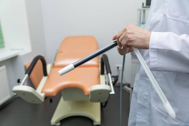 Bir proktoloğun ofisinde.