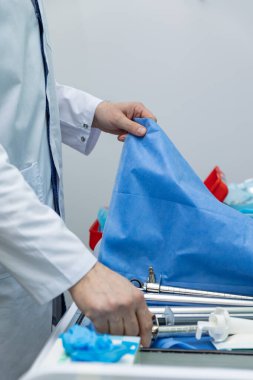 Bir proktoloğun ofisinde.