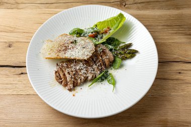 Şefin hazırladığı lezzetli et yemekleri.