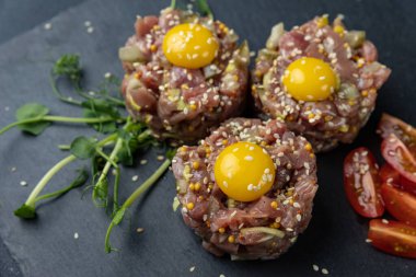 Siyah tahtada etli tartar.