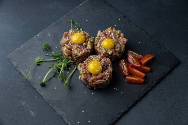 Siyah tahtada etli tartar.