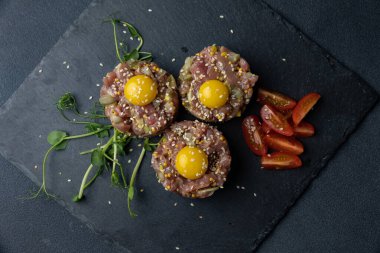 Siyah tahtada etli tartar.