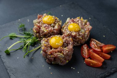 Siyah tahtada etli tartar.