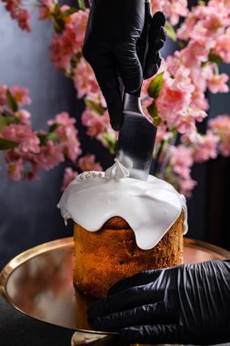 Lezzetli Paskalya pastası masada.