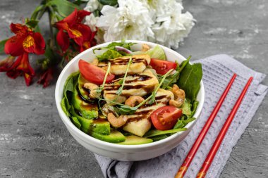 Gri beton arka planda dürtme