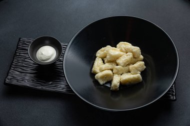 Bir kase ekşi kremalı gnocchi..