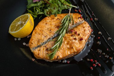 Aşçıdan lezzetli pişmiş somon.