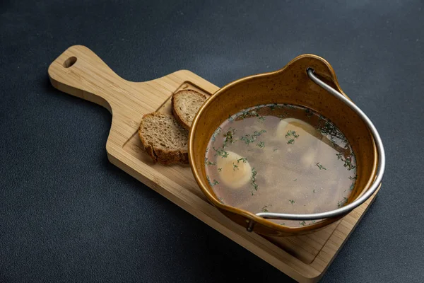 Tazón Sopa Con Dos Trozos Pan Sobre Una Tabla Madera —  Fotos de Stock