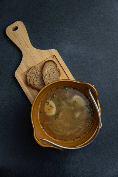 Mangkuk Sup Dengan Dua Potong Roti Papan Kayu — Stok Foto