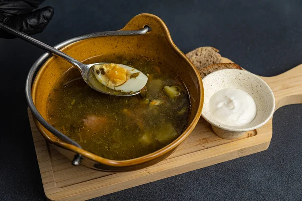 Tazón Sopa Con Dos Trozos Pan Sobre Una Tabla Madera —  Fotos de Stock