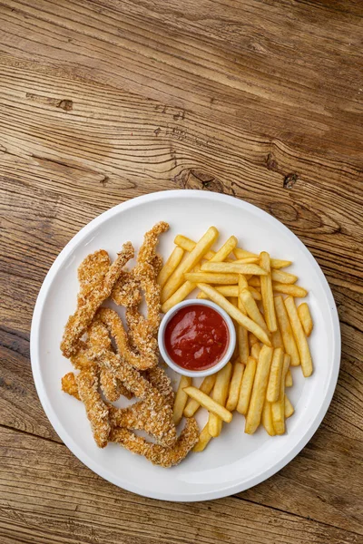 Egy Tál Csirkefalat Sült Krumplival Ketchuppal Egy Asztalon — Stock Fotó
