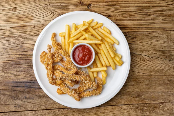Egy Tál Csirkefalat Sült Krumplival Ketchuppal Egy Asztalon — Stock Fotó