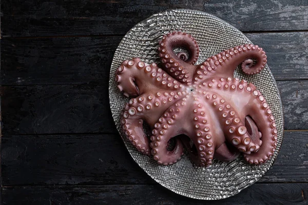 stock image A close up of an octopus on a metal tray