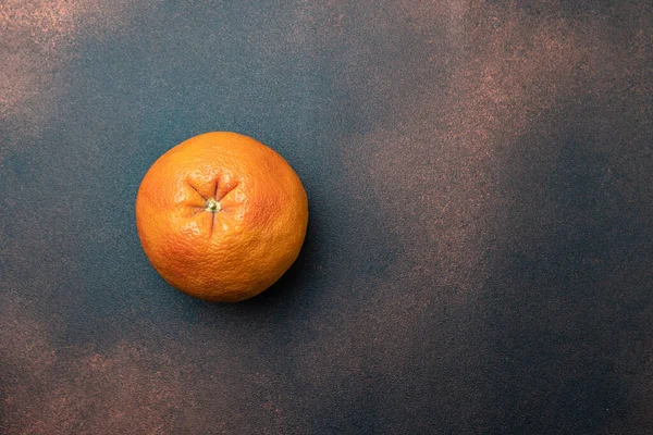 深色背景下的柚子 — 图库照片