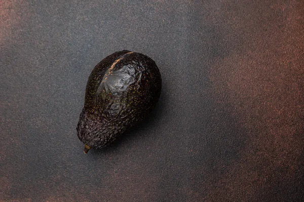 Зеленый Авокадо Темном Фоне — стоковое фото
