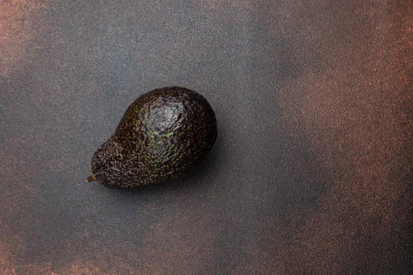 Ένα Πράσινο Αβοκάντο Σκούρο Φόντο — Φωτογραφία Αρχείου