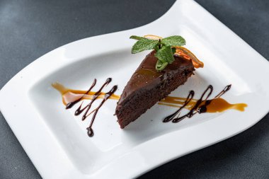 Pasta şefinin beyaz arka planında lezzetli tatlılar.