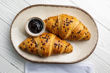 Pasta şefinin beyaz arka planında lezzetli tatlılar.