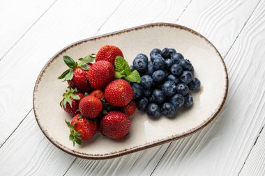 Pasta şefinin beyaz arka planında lezzetli tatlılar.