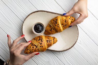 Pasta şefinin beyaz arka planında lezzetli tatlılar.