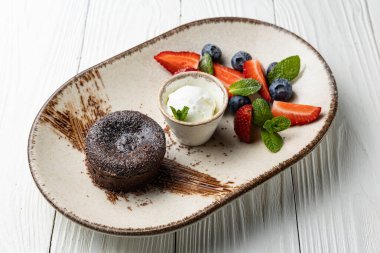 Pasta şefinin beyaz arka planında lezzetli tatlılar.